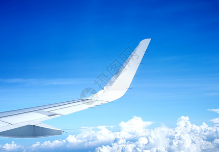 移动活力喷射飞越云层和蓝天上空的飞机翼图片