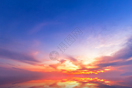 美丽的乌云日落夜幕背景戏剧多云的橙图片