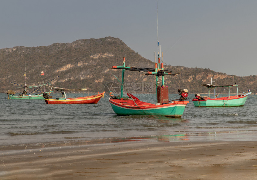 假期岛夏天用作在海中寻找鱼类的泰国渔船选择聚焦点有选择的重图片