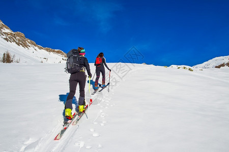 冬季滑雪登山图片