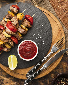 桌子端视图美味的烤肉串和番茄酱餐具刀厅图片