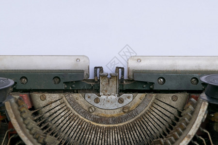 记者旧式打字机和空白皮书故事的图片