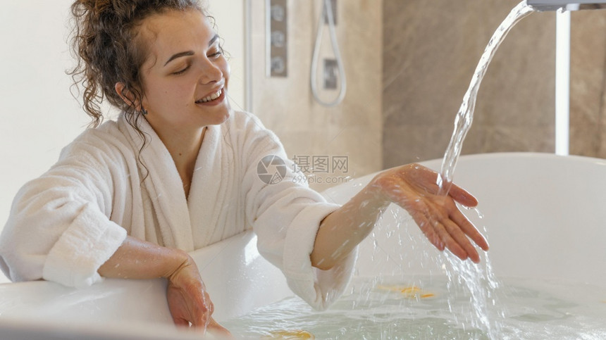 浴室妇女用手水沙龙女图片