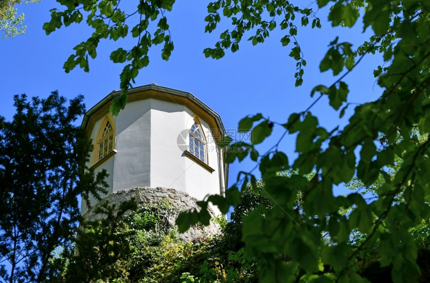 祷告图林根杜鹃花山上的小教堂图片