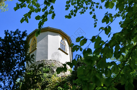 祷告图林根杜鹃花山上的小教堂图片