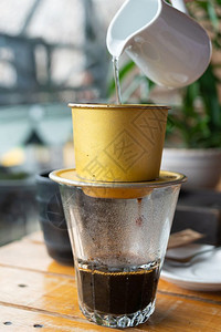 热咖啡Vietnam将热水放进咖啡壶等待滴锅品脱图片