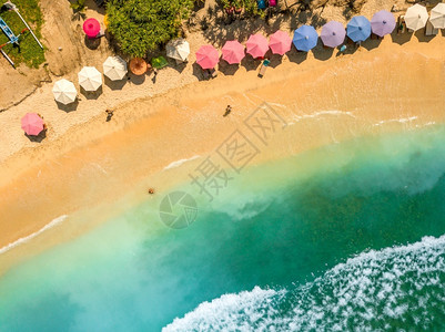 热带沙滩天气晴朗绿松水和海滩雨伞图片