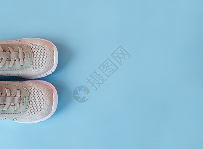 复制自信心人们运动健康生活方式概念新灰色运动鞋在面贴蓝色背景的面上图片