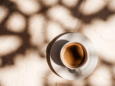 饮料从上方户外特闭式节假日和旅行概念查看空桌上的芳香咖啡杯在空桌子上站立一盘芳香咖啡杯阴影巧克力图片