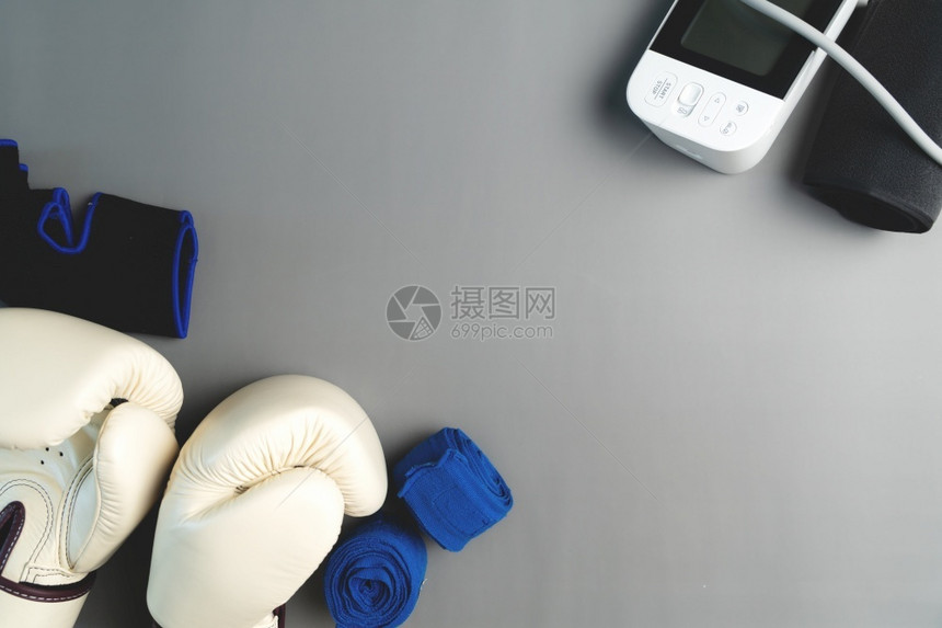 苗条的拳击手套血压计具有复制空间的灰色背景健身设备解析度运动图片