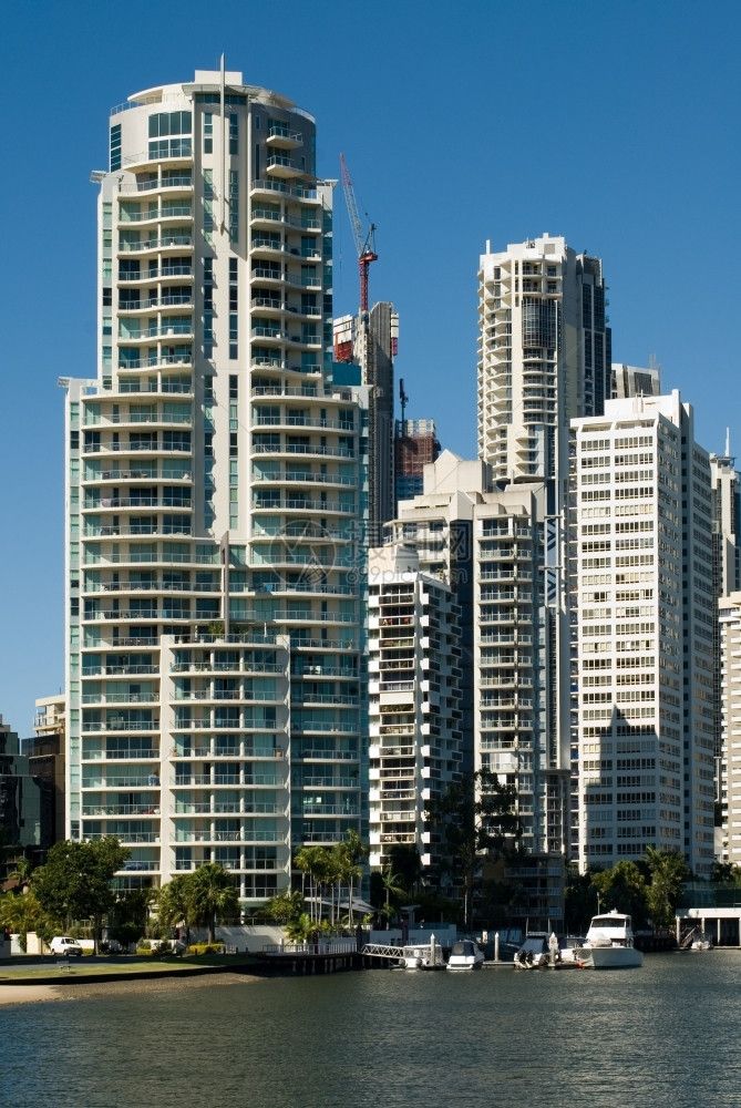 财产住宅当代的澳大利亚昆士兰Surfers天堂水路旁的公寓楼图片