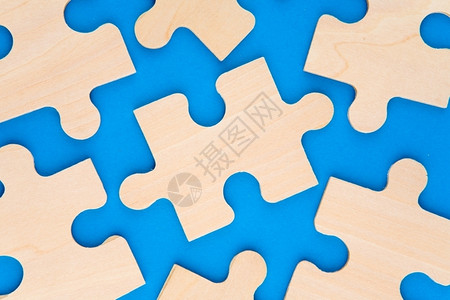 联盟蓝色背景上的木图拼联系团队合作图片