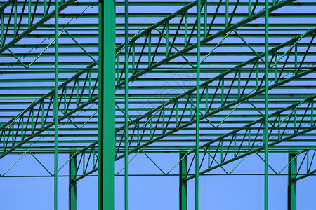 外部的以蓝天为背景仓库建筑绿色金属屋顶结构楼户外铁图片