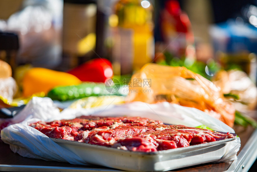 牛扒烧烤腌制生菜与熟的蔬相会准备用葡萄酒做饭生菜与熟的蔬相会准备煮饭图片