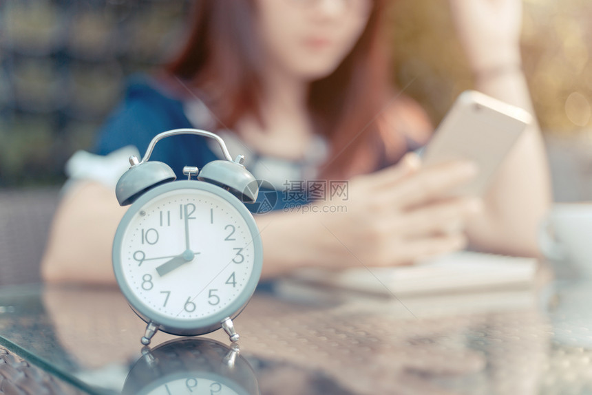 睡觉年轻的与亚洲商业女青在智能手机上工作在夏季公园背景下做笔记的时钟关闭亚洲人图片