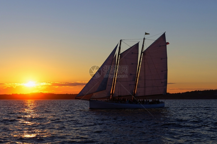 奥尔洛夫浪漫的太阳日落时乘船航行在海洋日落时出图片