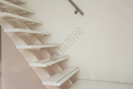 优雅的明亮木制白色现代楼梯和白墙特写屋内色现代木楼梯和白墙特写图片