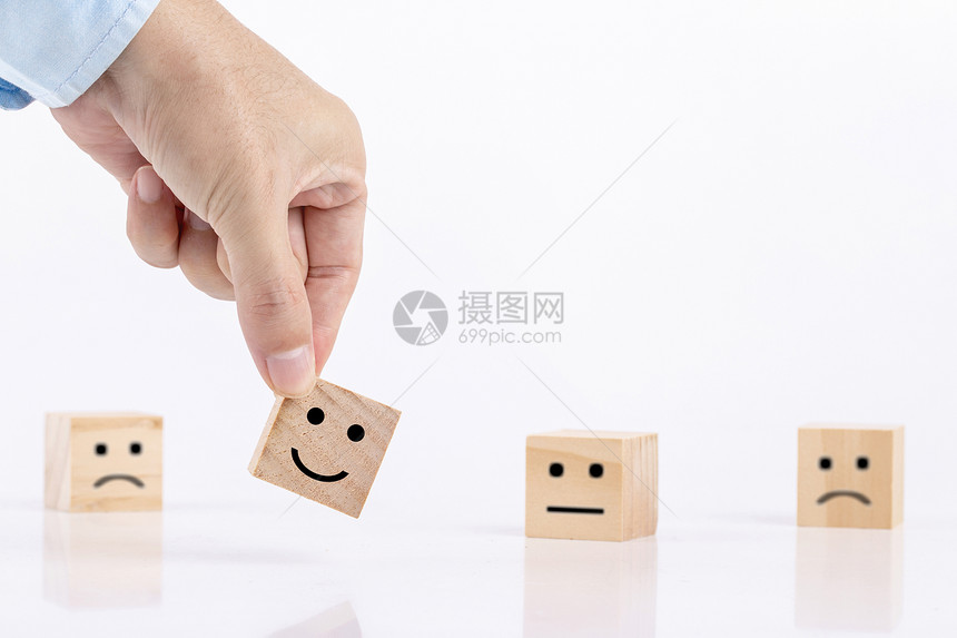 人们格面具商选择一个微笑的表情图标在木块服务与客户满意度调查概念上面对快乐的象征图片