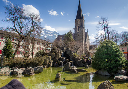 公园设在瑞士因特拉肯的日本花园和天主瑞士因特拉肯水镇图片