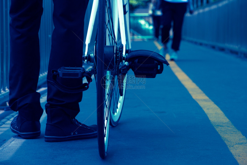 健康积极的在街上骑着自行车的近身男子生活图片