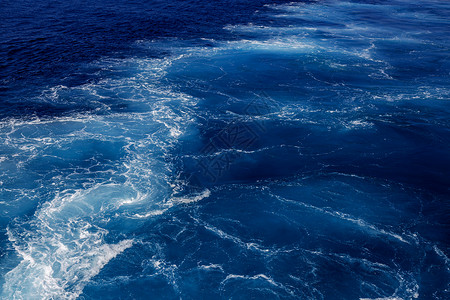 深蓝色海水表面有风雪波纹的深蓝海水表面可用作背景天蓝色能够水背景图片