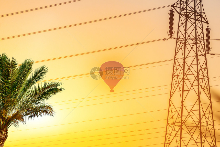 热气球在埃及的日出热气球中电的车站缆图片
