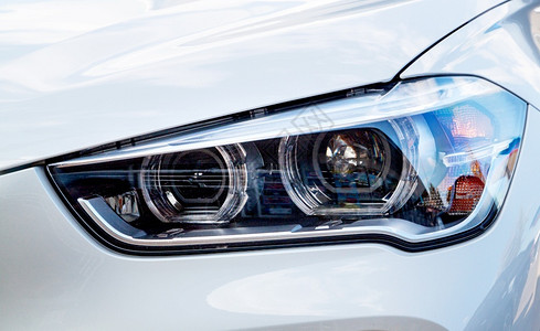 氙阴影关闭一辆现代汽车上的LED灯头详情蓝色背景图片