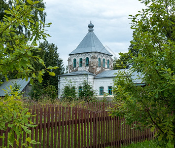 杂草丛生修复期间和横扫秋天的旧村庄教堂有漆白墙的旧乡村教堂砖东正教宗图片