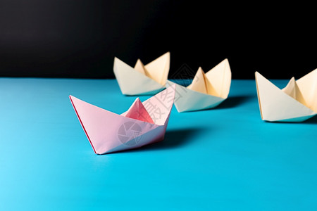 行业正面领导力概念粉红纸船领黄队成员旅行图片