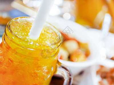 自然玻璃罐子里的橙汁果冰淇淋背面有bokeh光线成熟石匠图片
