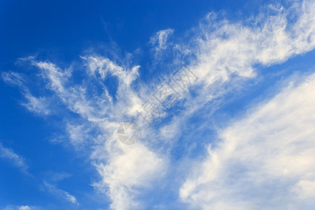蓝色天空中的白毛云朦胧阳光气候图片