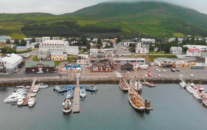 旅行地标为了冰岛北部Husavik港的空中景象这个城市以鲸鱼游览闻名图片