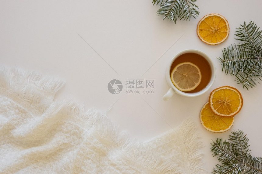 水果白色的格洛美味热茶加柠檬片图片