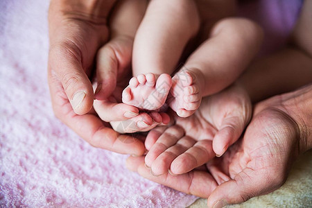 为人父母年轻的婴儿脚在父亲手中紫宝脚在父亲手中图片