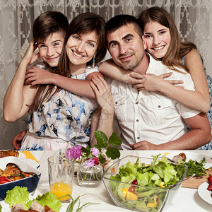 精美的眼前幸福家庭摆着晚餐桌常设快乐的图片