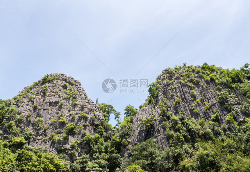 泰国北部家公园清蓝天空下双高石灰岩山的两层高石灰岩旅游绿色清除图片