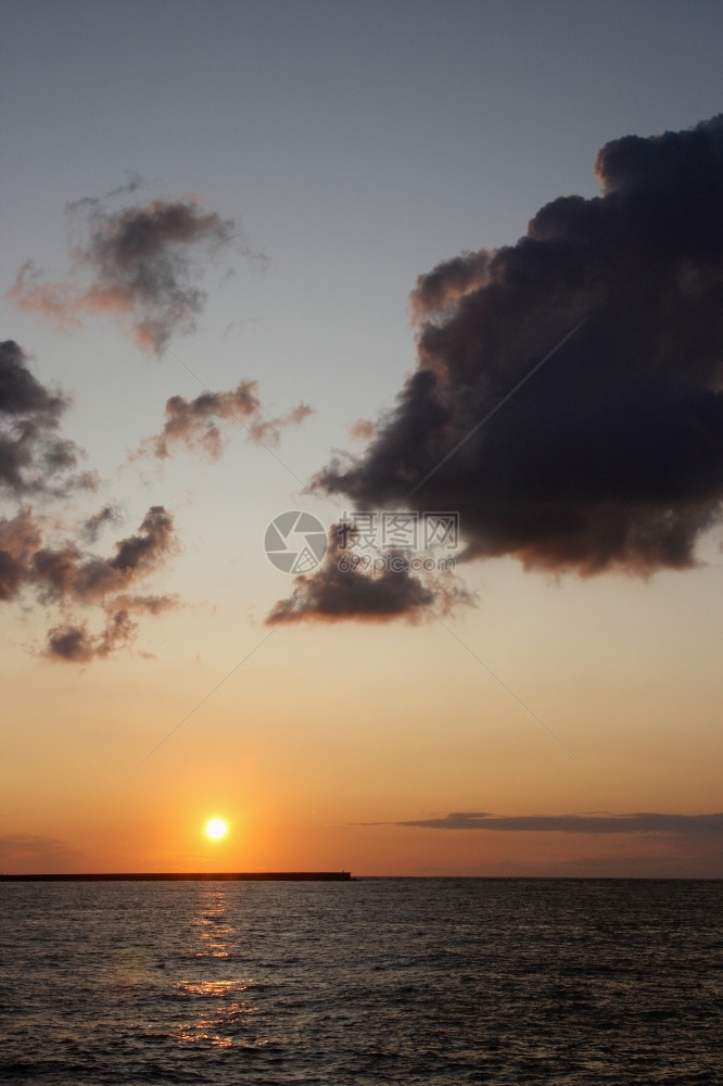 形式蓝色的丰富多彩日落在海面上克里米亚乌兰图片