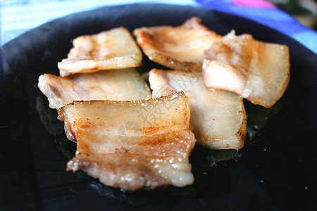 吃团体盘子上美味的油炸猪肉片可口图片