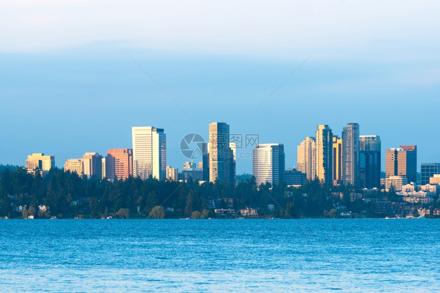 城市状态多层美国华盛顿州西雅图大都会地区贝尔维尤市中心的天线图片