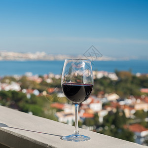 一杯带有红色口标记的酒从阳台上欣赏到一杯带有口红标记的酒葡萄牙玻璃镇图片