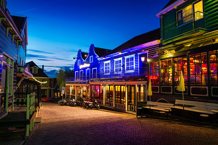 浪漫的丰富多彩街道荷兰多彩色房子和酒吧Volendam图片