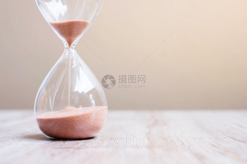 行动沙子在灯泡中流过测量时间倒计最后期限生命时间和退休概念的穿越时间倒计期限寿命和退休概念钟计时器图片