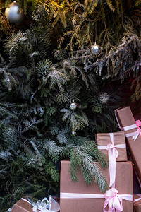 圣诞树下的礼品盒图片