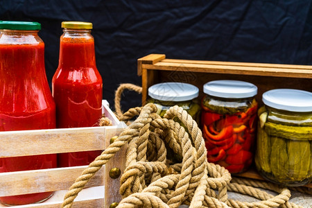 味道乡村瓶装番茄酱保存的罐咸菜食品概念分离成一种生锈分蔬菜图片