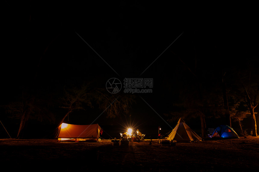 夜晚发光的帐篷图片