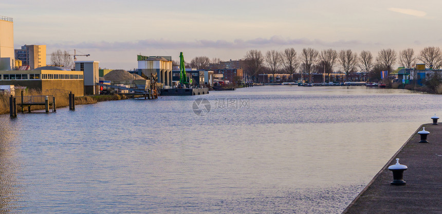 平台城市景观荷兰AlphenaandenRijn水面的工业区一个众所周知的荷兰杜琴市城景象图片