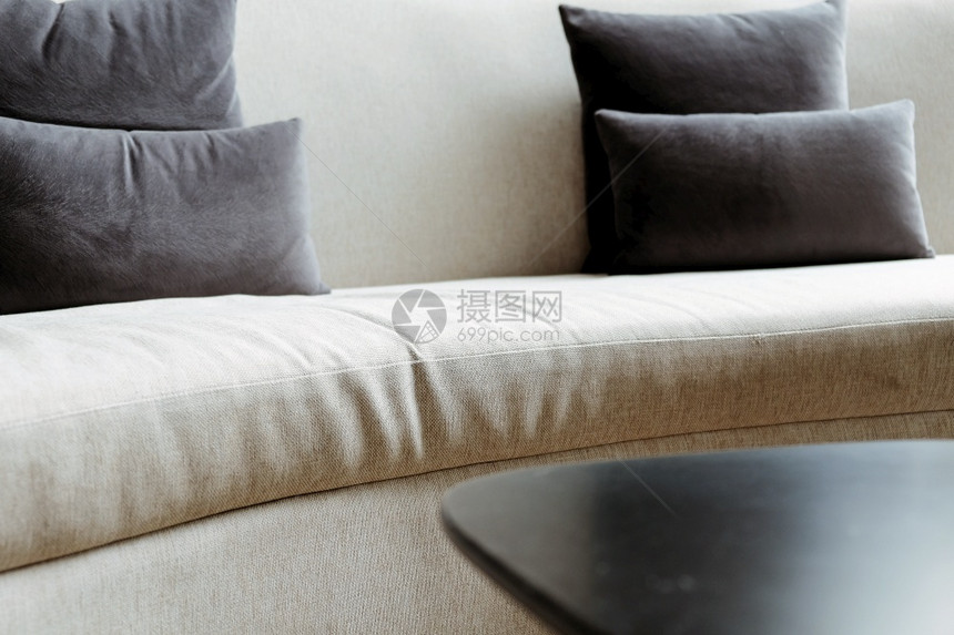现代客厅沙发垫子的详细图像织物国内的家具图片
