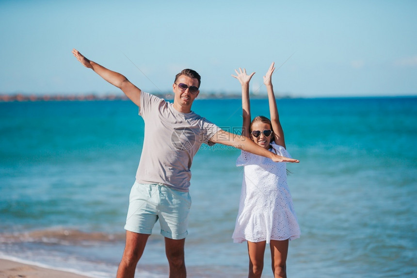 爸和女儿在沙滩上玩得很开心图片
