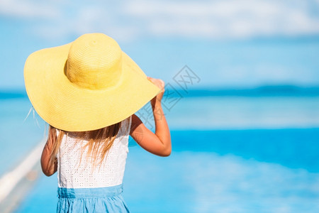 暑假在海滩上的可爱小女孩暑假在海滩上的可爱小女孩夏天热带婴儿图片