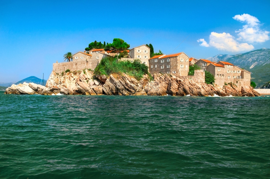 蓝色的旅游镇SvetiStefan度假岛黑山图片